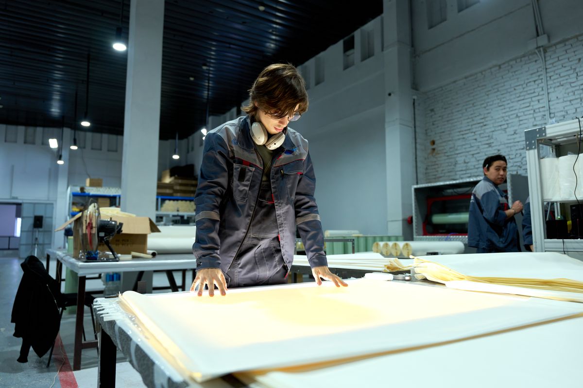 Mitarbeiter prüft Produktionsteile am Arbeitsplatz