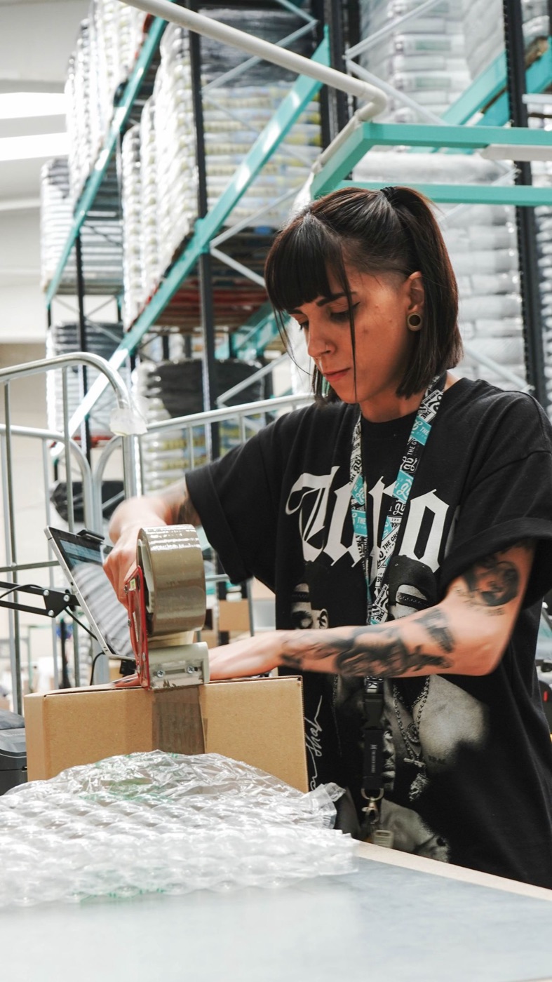 Verpacken von Teilen in Kartons