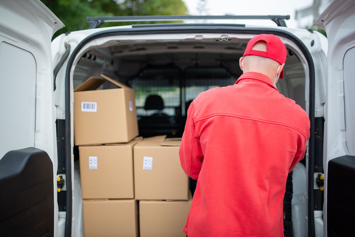 Transporter mit Kartons bei der Abholung